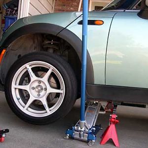 pic13 - lifting the car