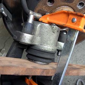 pic52 - compress the piston (ghetto method) 2