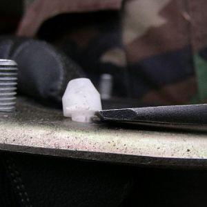pic14 - R56 nylon stud
