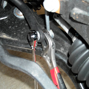 pic5 - disconnect sway bar end link