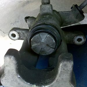 rear caliper boot after cleaning/lubing... now it won't tear