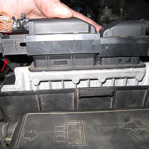 DME connector locking mech