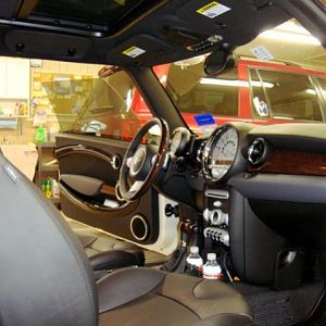 Anthracite interior, English Oak, Black Leather, Automatic Transmission, Premium package.