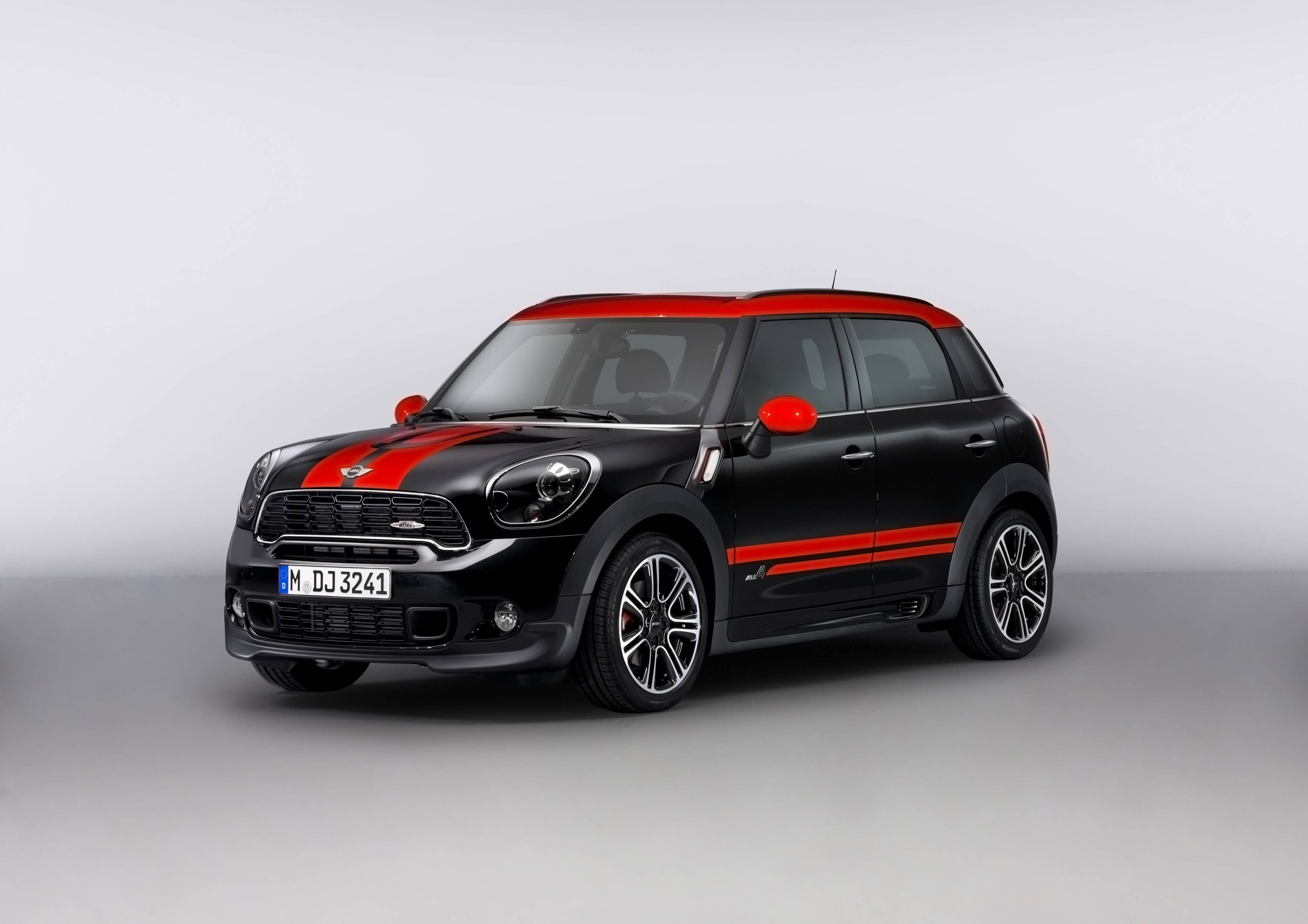 2013-MINI-JCW-Countryman-001