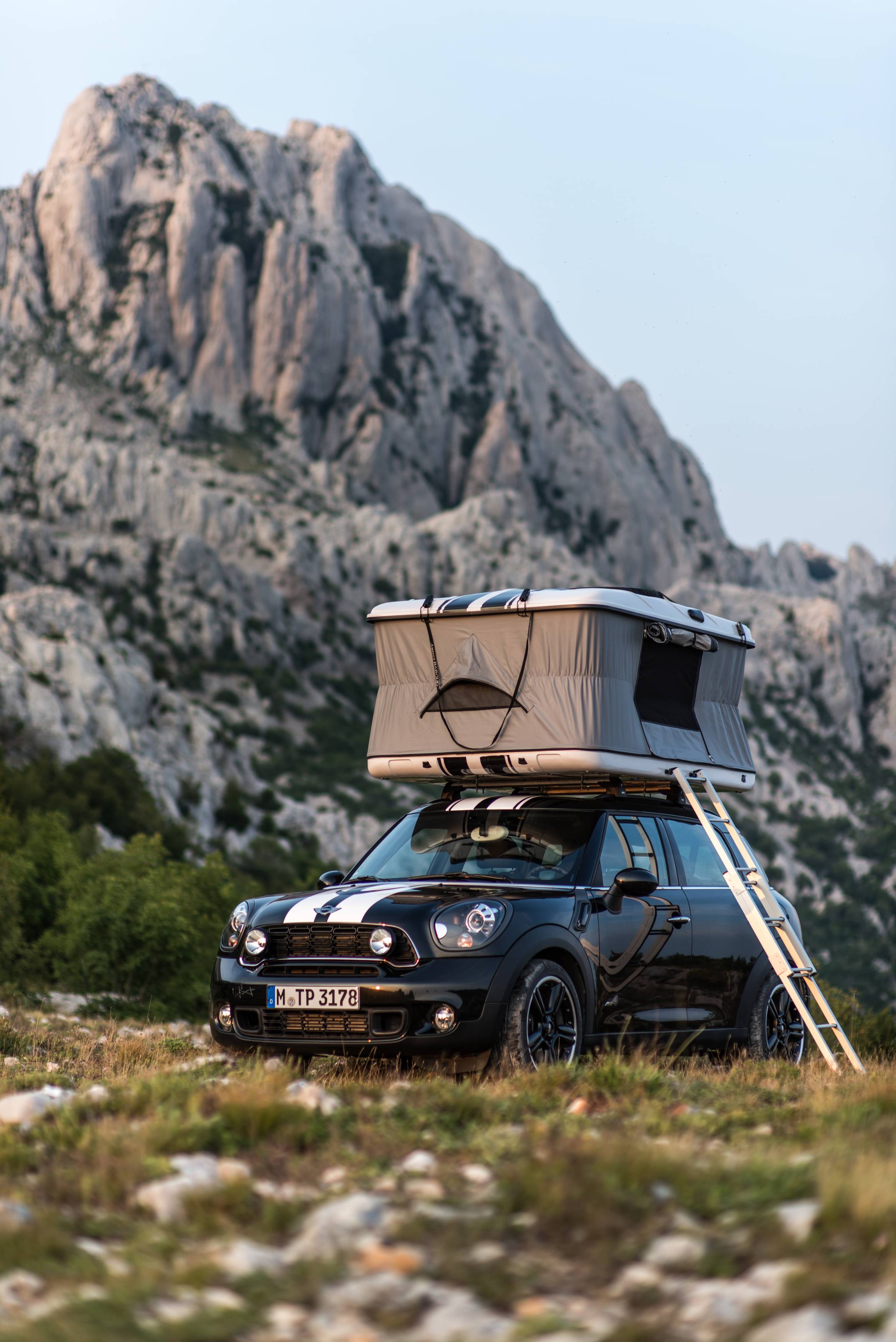 Auto adventure. Мини Купер автодом. Мини Купер с палаткой. Mini Cooper Camper. Мини Купер с палаткой на крыше.